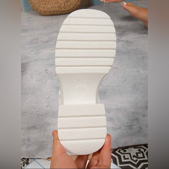 SHEIN White Criss-Cross Sandals - Picture 3 of 3